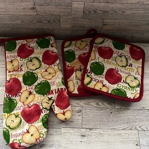 Apple Print Oven Mitt and Pot Holders Set